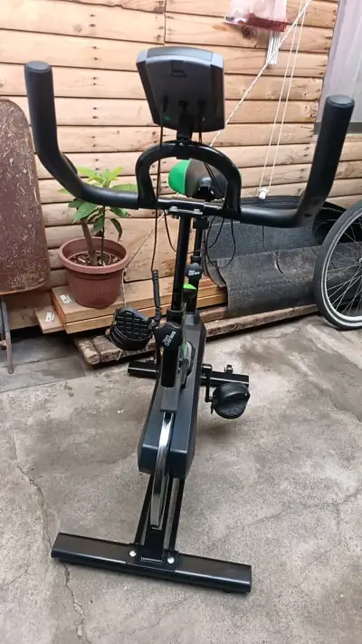 Bicicleta estática Ten Series con monitor - miniatura 6