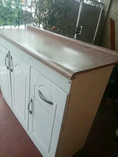 Mueble de cocina con cubierta de mármol sintético - miniatura 1