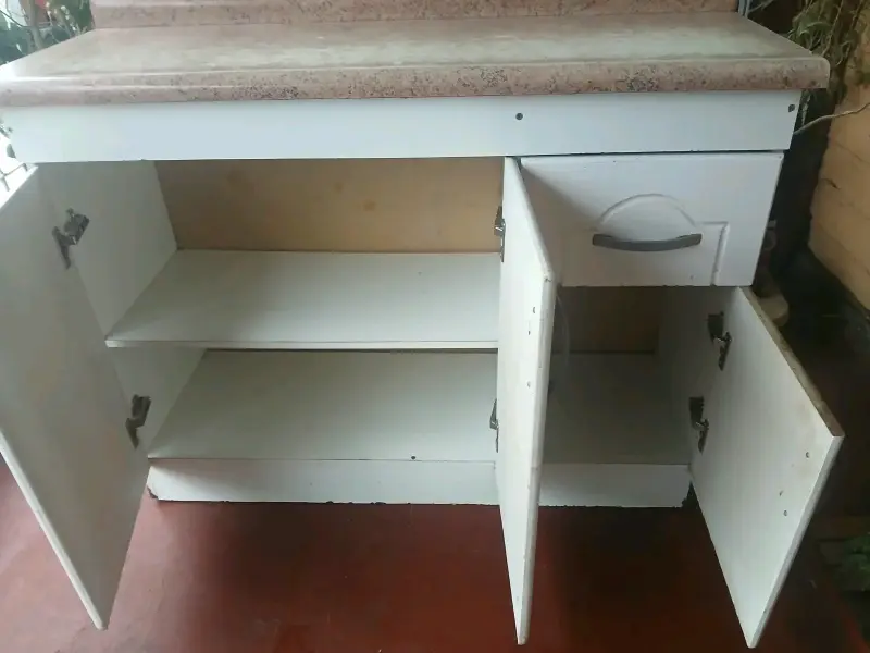 Mueble de cocina con cubierta de mármol sintético - 2