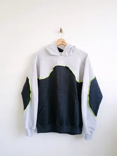 Polerón con capucha bicolor gris y negro - miniatura 1