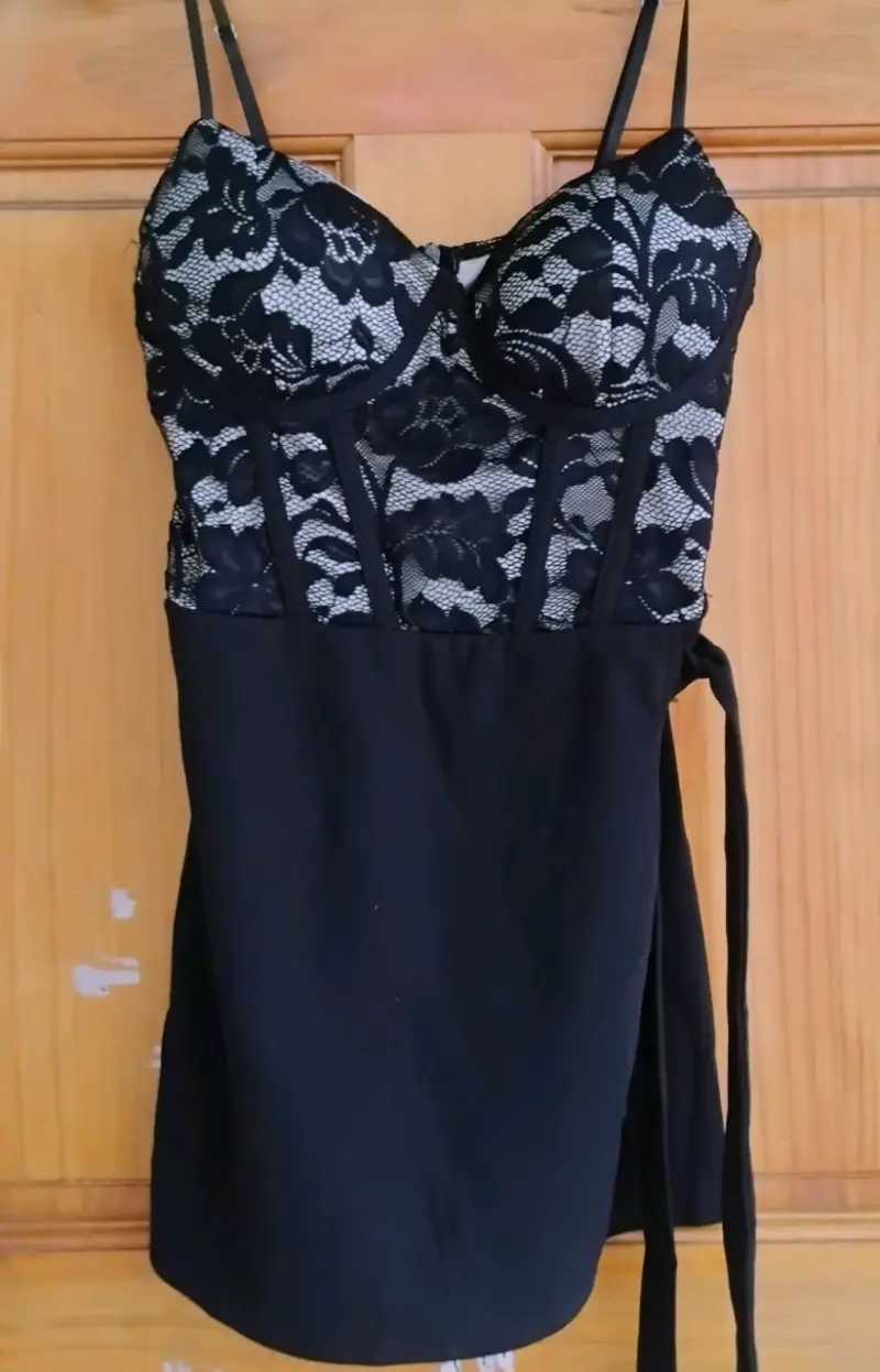 Vestido negro con encaje floral elegante - 1