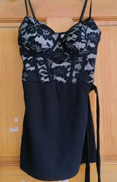 Vestido negro con encaje floral elegante - miniatura 1