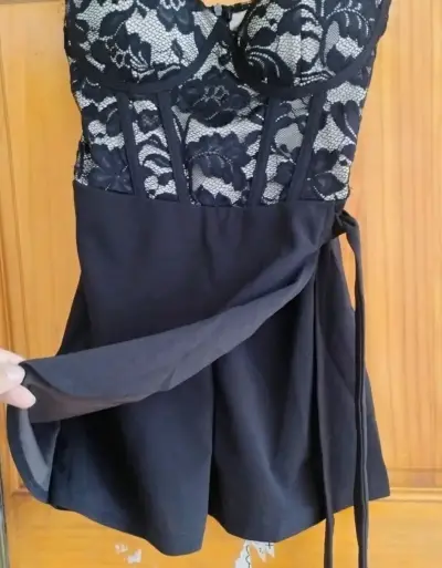 Vestido negro con encaje floral elegante - miniatura 2