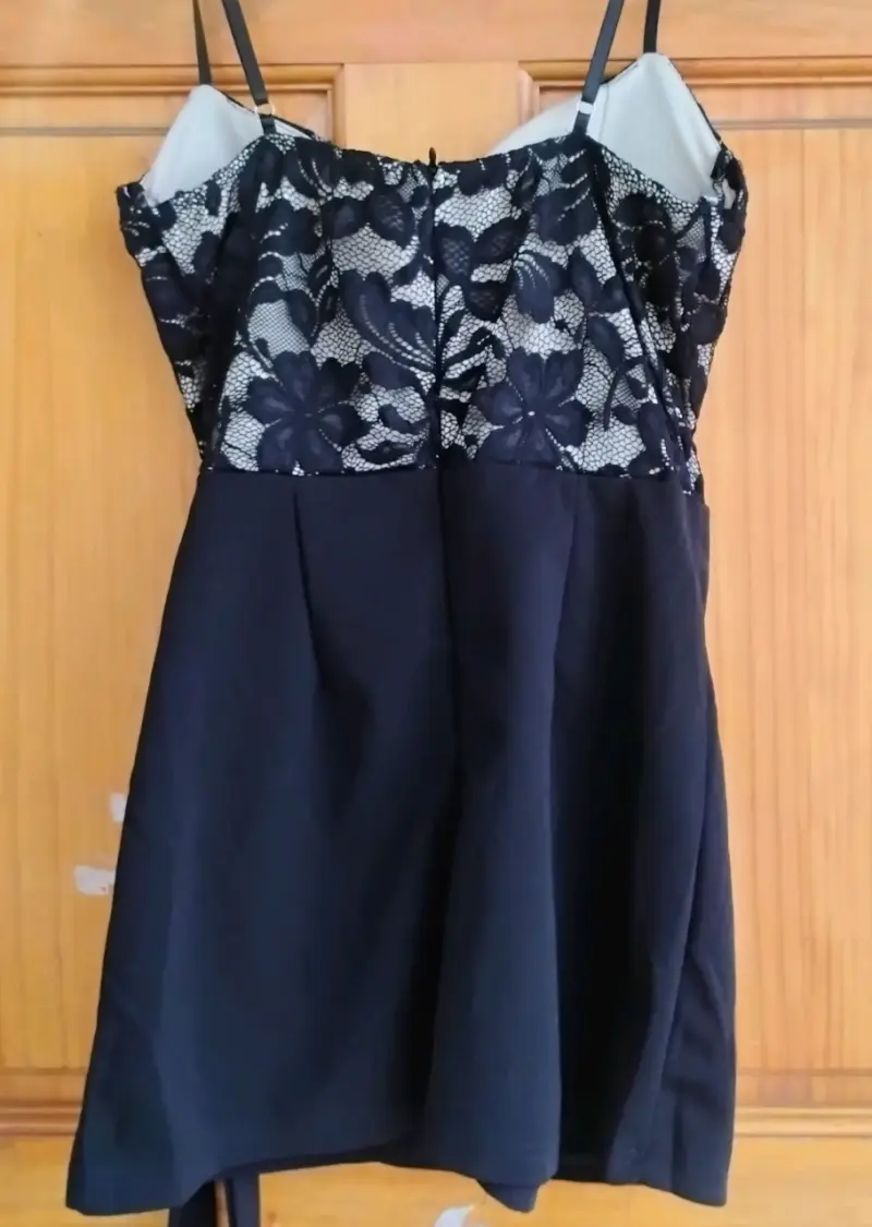 Vestido negro con encaje floral elegante - 3
