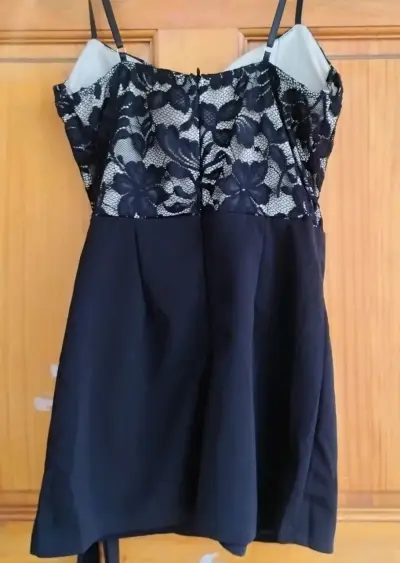 Vestido negro con encaje floral elegante - miniatura 3