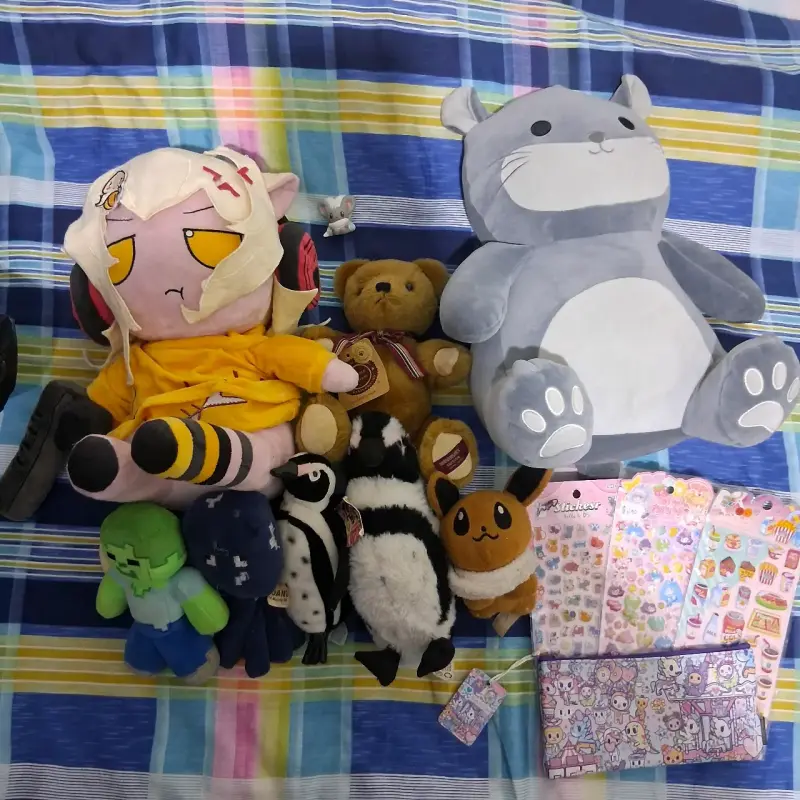 Lote de peluches variados y stickers