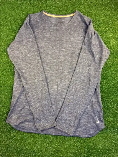 Polera deportiva gris manga larga Nike para hombre - miniatura 1