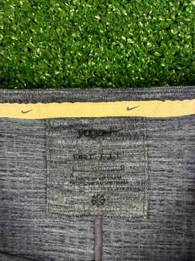 Polera deportiva gris manga larga Nike para hombre - miniatura 2