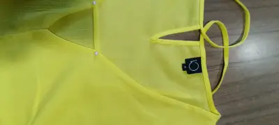 Blusa sin mangas amarilla - miniatura 5