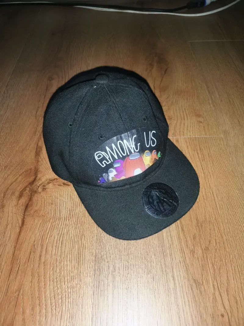 Gorra negra Among Us con diseño gráfico