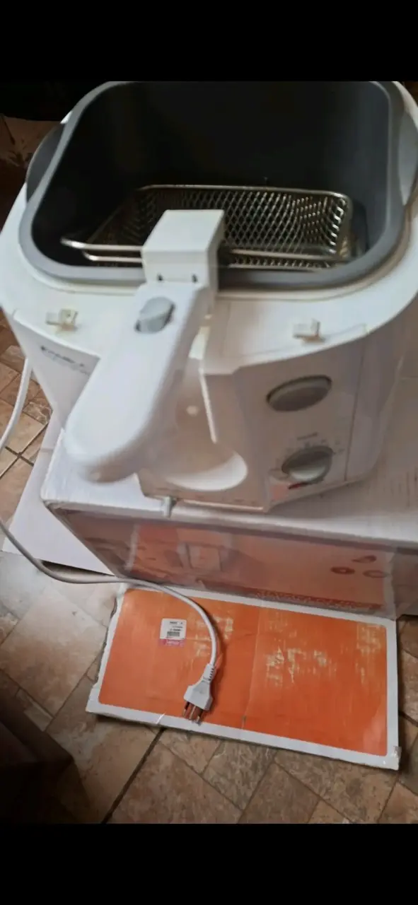 Freidora eléctrica blanca con control de temperatura
