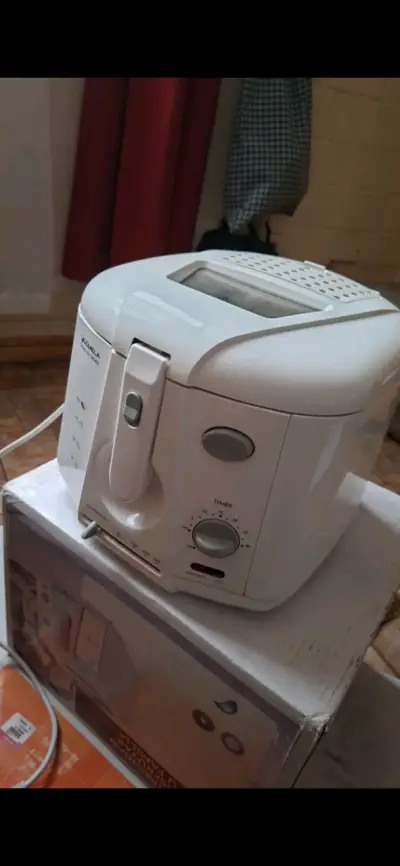 Freidora eléctrica blanca con control de temperatura - miniatura 2