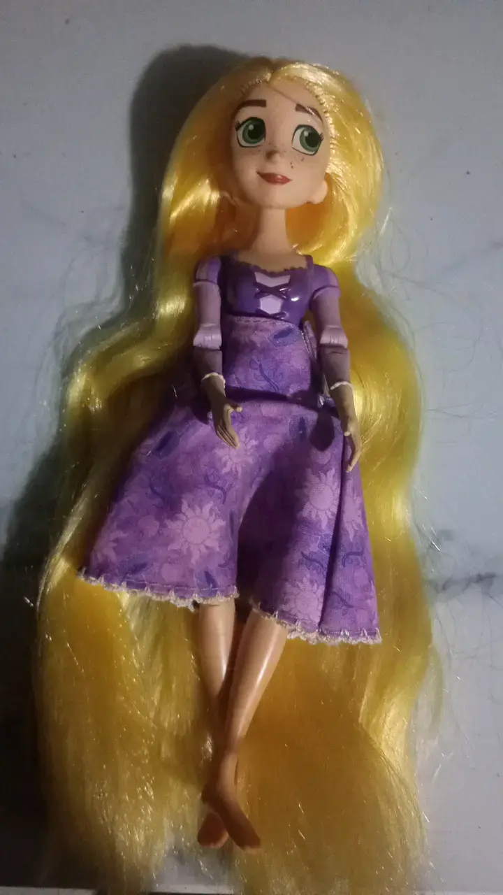 Muñeca Rapunzel con vestido morado