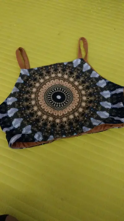 Top deportivo con diseño mandala - miniatura 1