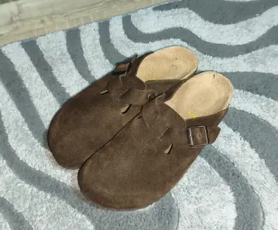Zuecos birkenstock bosto gamuza marrón con hebilla - miniatura 1