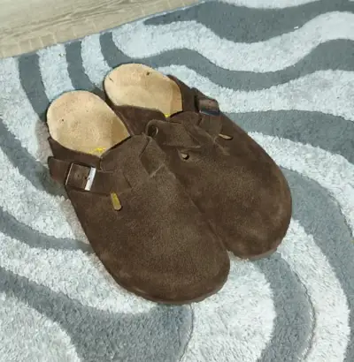 Zuecos birkenstock bosto gamuza marrón con hebilla - miniatura 2