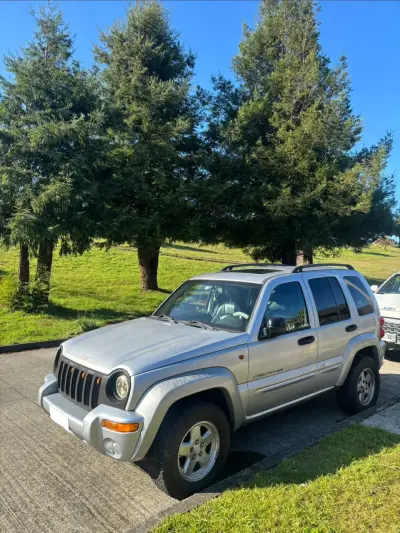 Jeep Cherokee 4x4 en buen estado - miniatura 1
