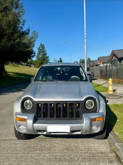 Jeep Cherokee 4x4 en buen estado - miniatura 2