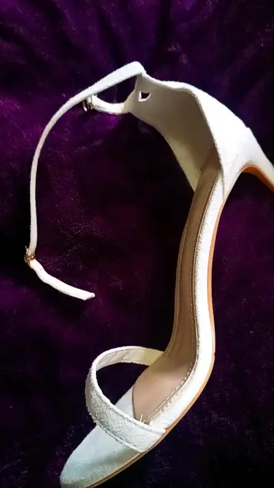 Sandalias de tacón blancas elegantes - miniatura 2