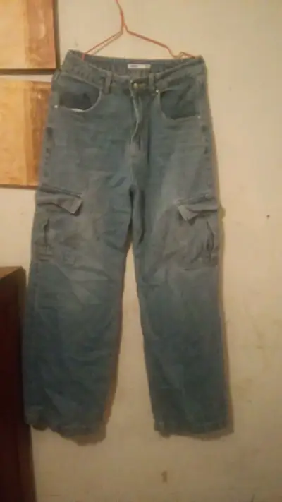 Pantalones cargo de mezclilla azul para hombre - miniatura 1