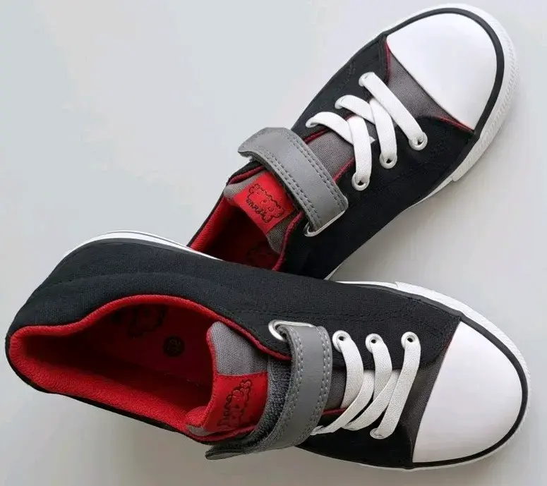 Zapatillas negras para niños con velcro