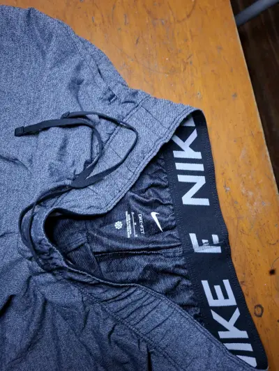 Shorts deportivos Nike Dri-FIT grises para hombre - miniatura 2