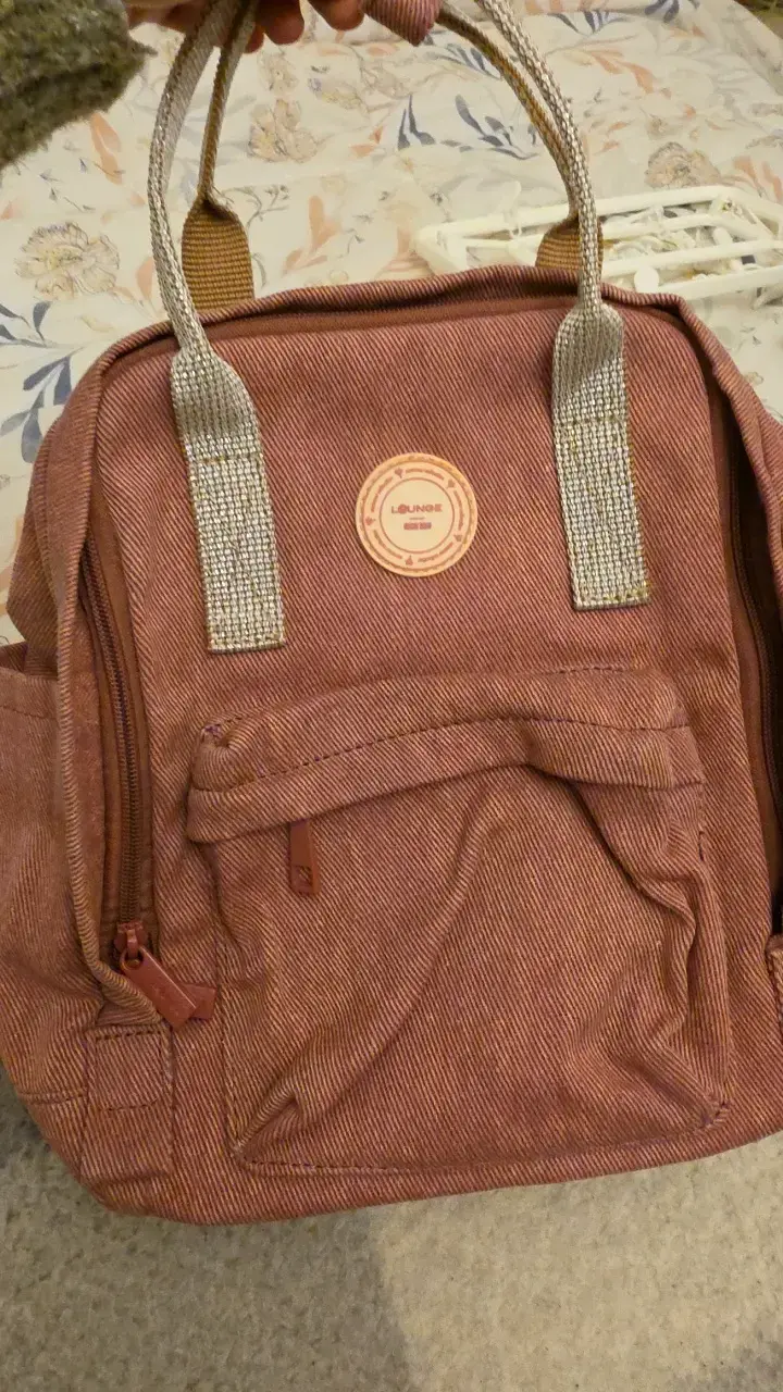 Mochila Lounge color rosada con bolsillos