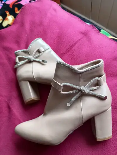 Botines de tacón beige con lazo decorativo - miniatura 1