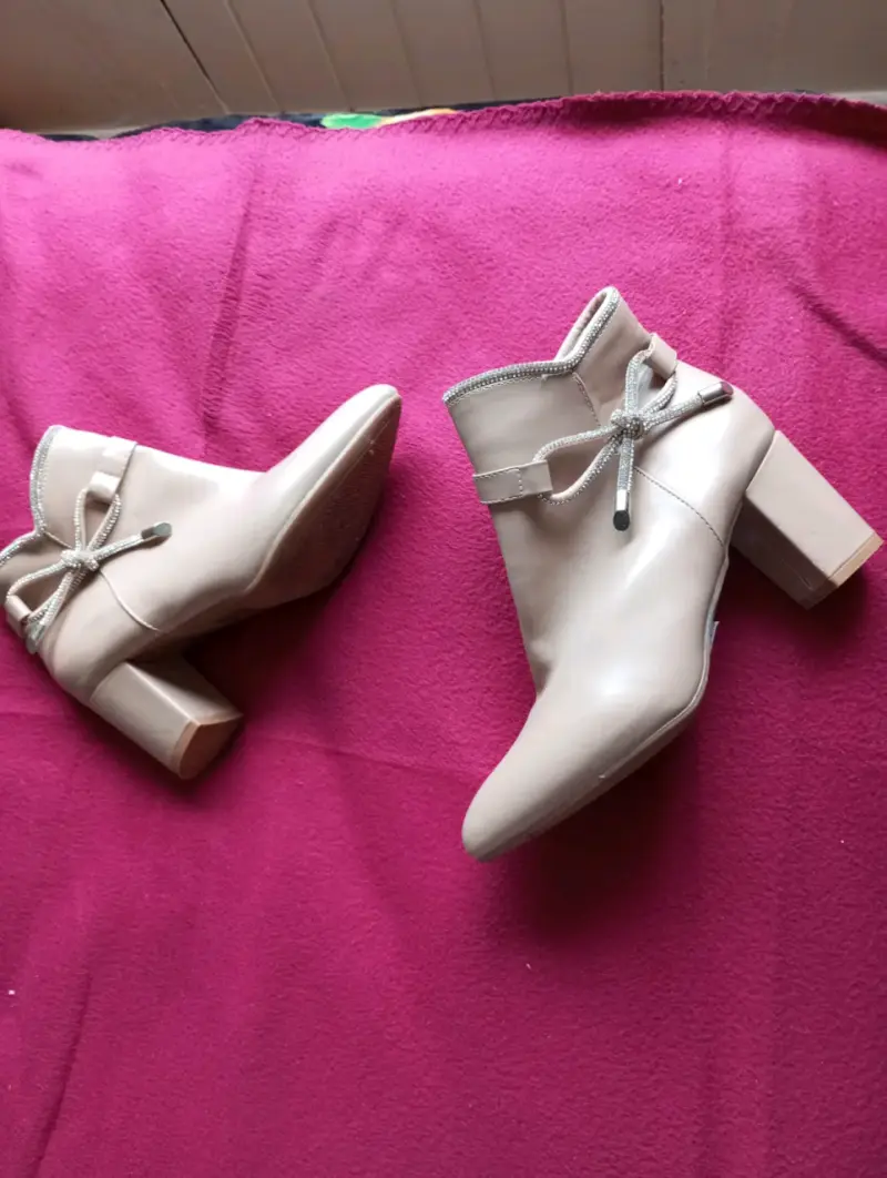 Botines de tacón beige con lazo decorativo - 2
