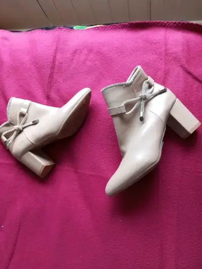 Botines de tacón beige con lazo decorativo - miniatura 2