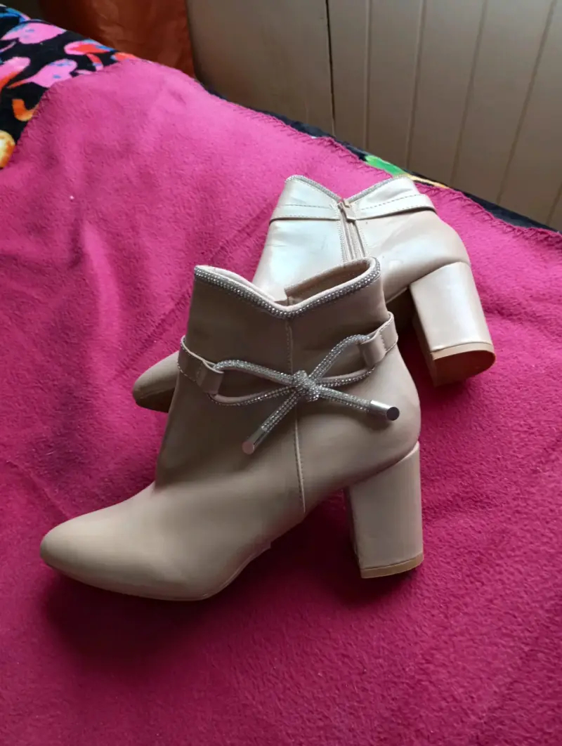 Botines de tacón beige con lazo decorativo - 3