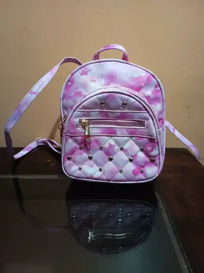 Mochila pequeña rosa con diseño floral - miniatura 1