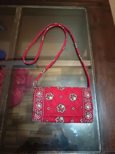 Cartera Vera Bradley bandolera roja con diseño flo - miniatura 1