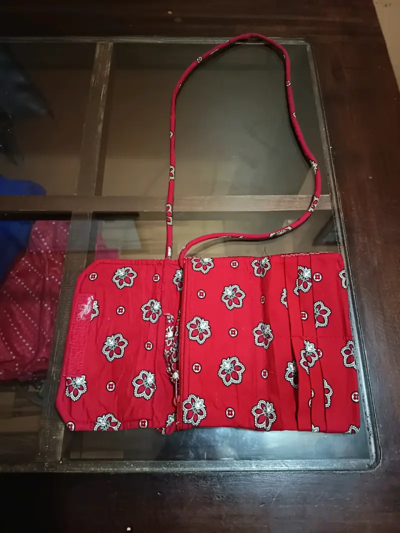 Cartera Vera Bradley bandolera roja con diseño flo - 2