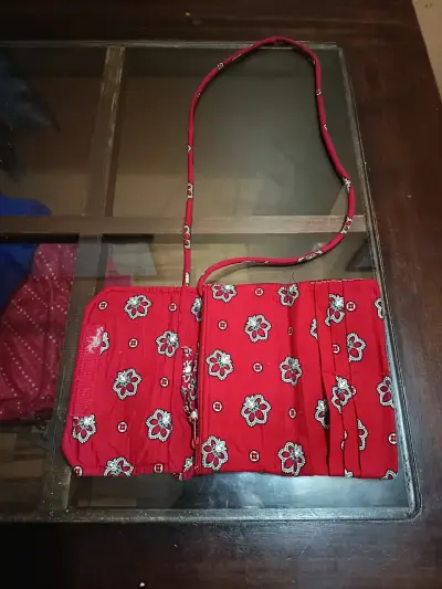 Cartera Vera Bradley bandolera roja con diseño flo - miniatura 2