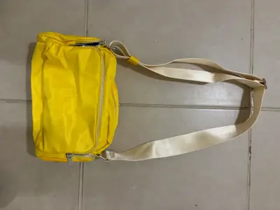 Banano amarillo con correa ajustable - miniatura 1