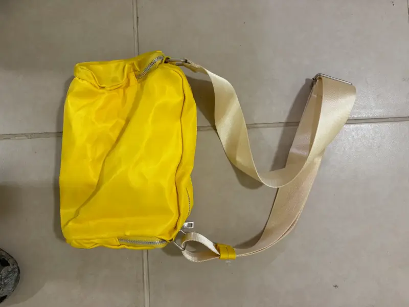 Banano amarillo con correa ajustable - 2
