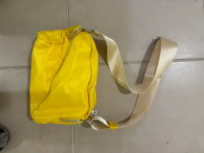 Banano amarillo con correa ajustable - miniatura 2
