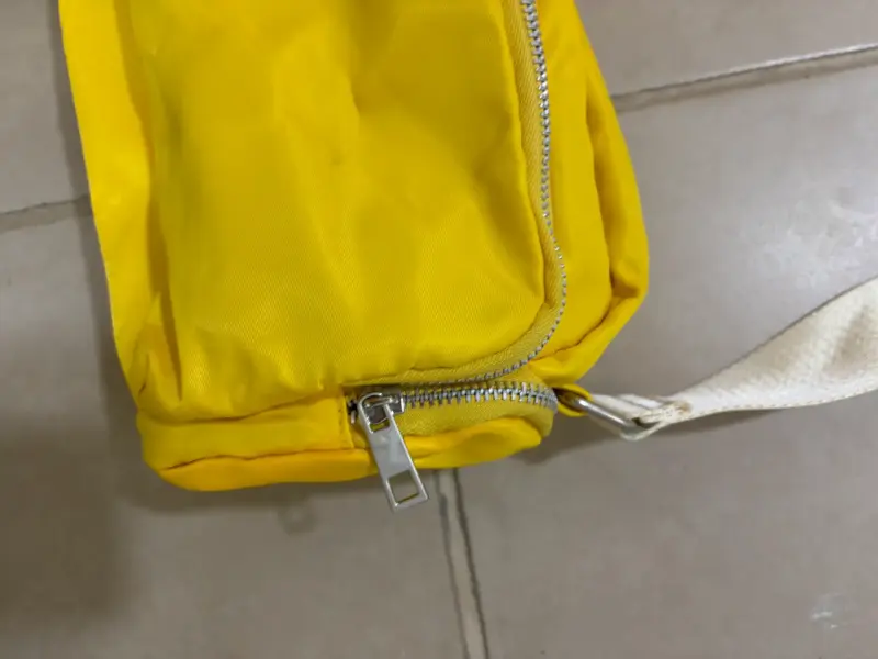 Banano amarillo con correa ajustable - 3