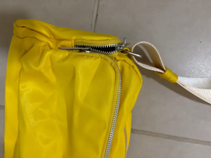 Banano amarillo con correa ajustable - 4