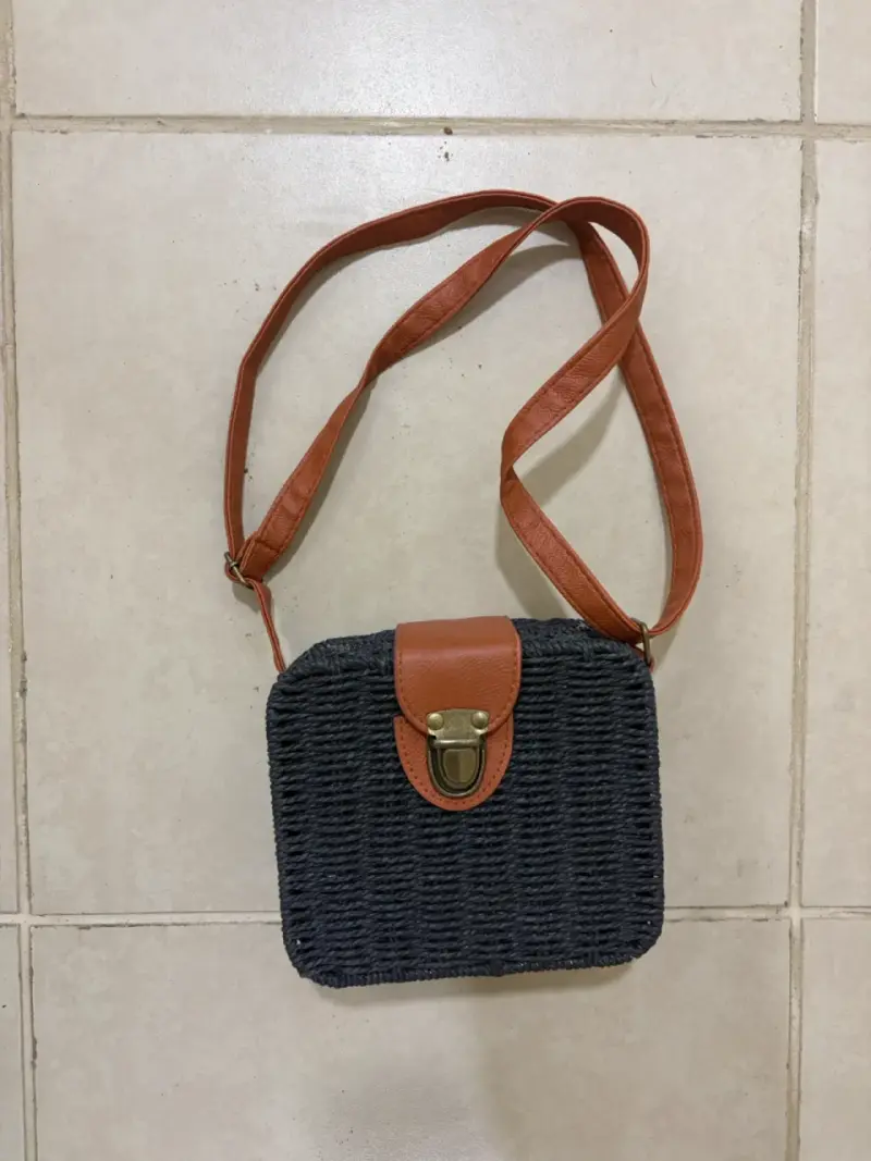 Cartera de mimbre con correa de cuero - 1