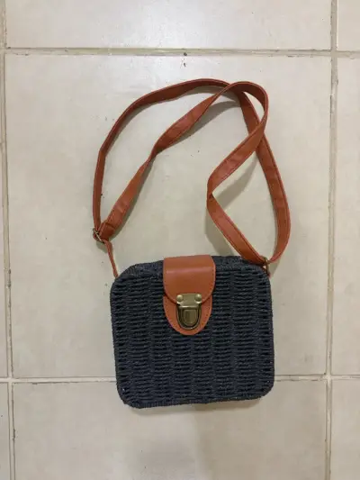 Cartera de mimbre con correa de cuero - miniatura 1