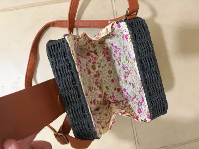 Cartera de mimbre con correa de cuero - miniatura 2
