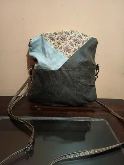 Cartera cruzada de cuero con diseño floral - miniatura 1