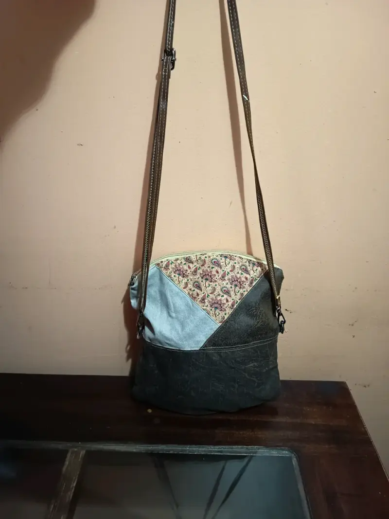 Cartera cruzada de cuero con diseño floral - 2
