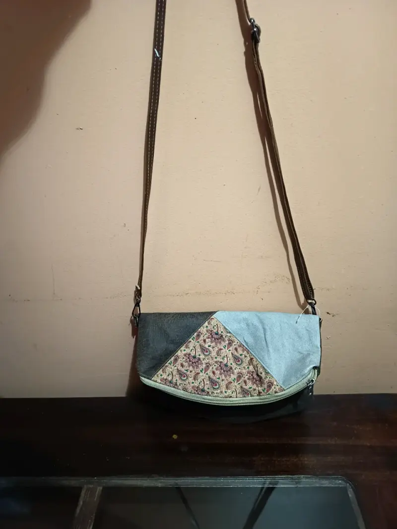 Cartera cruzada de cuero con diseño floral - 3