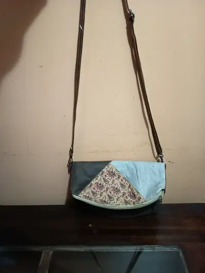Cartera cruzada de cuero con diseño floral - miniatura 3