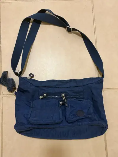 Bandolera azul con múltiples bolsillos - miniatura 1