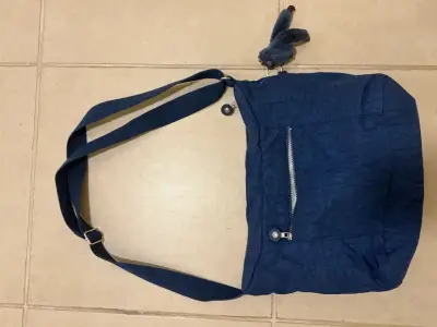 Bandolera azul con múltiples bolsillos - miniatura 3