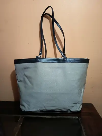 Bolso tote grande gris con asas negras - miniatura 1
